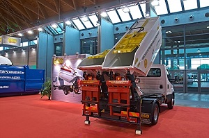 ? Italian manufacturer Eco Service has produced a two compartment ‘satellite unit’ for recyclable collections in narrow streets. Seen here on an Iveco Daily chassis.