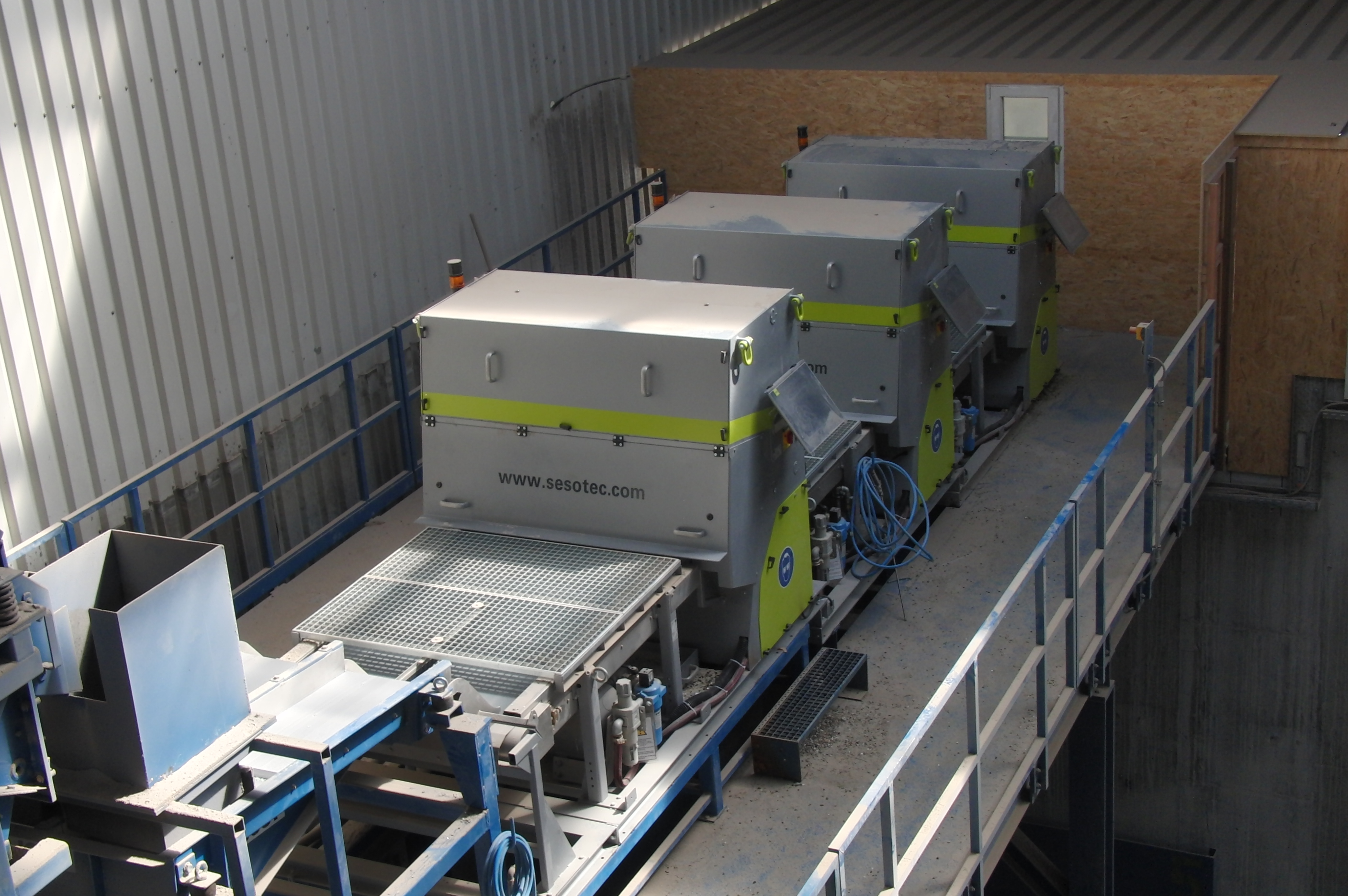 Fine line at the Reiling glass recycling plant with three Sesotec K9 systems.