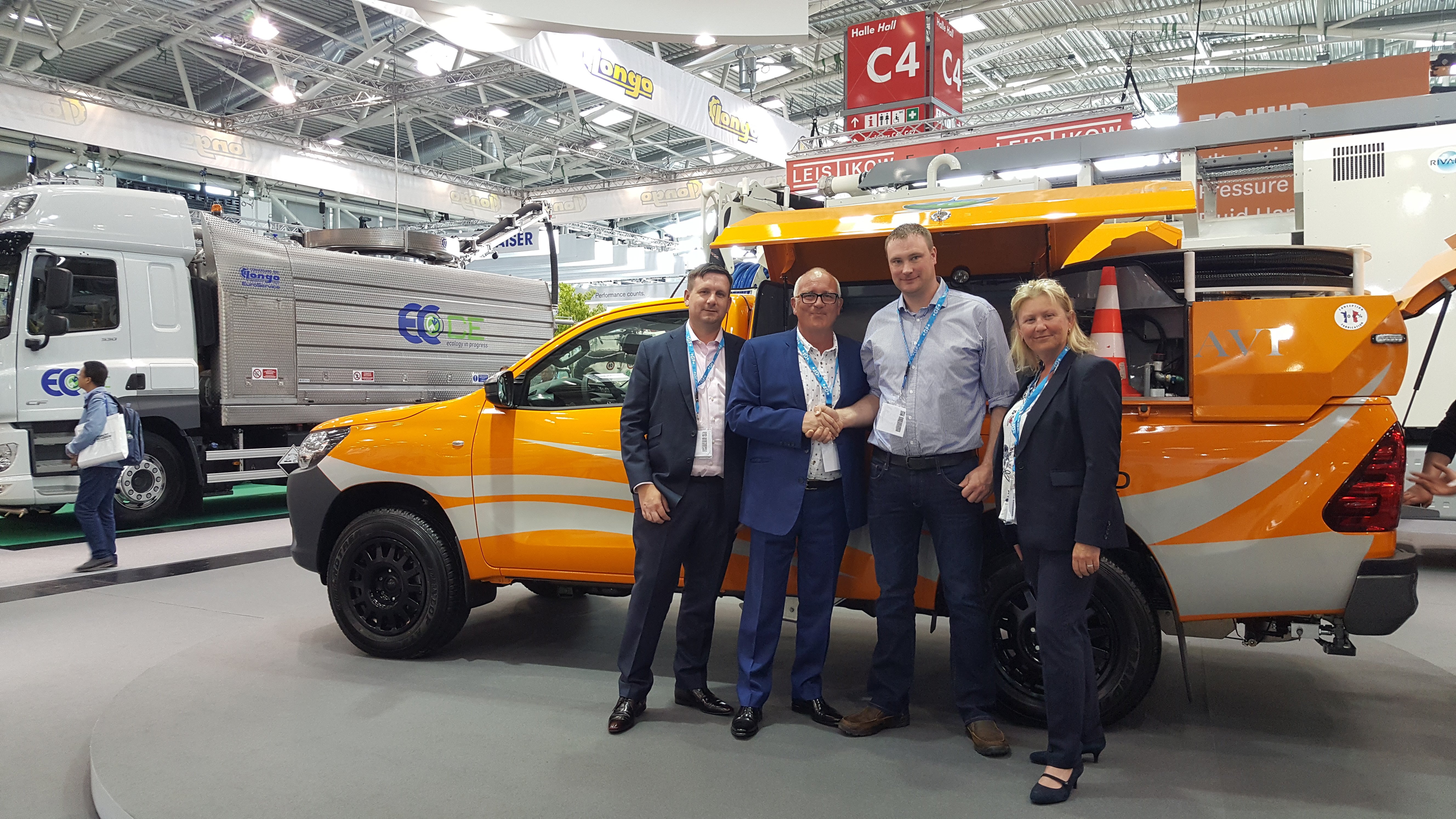 From left Trevor Beer, Mike Walker, Damien O’Connor, Debbie Walker Celebrating CountyClean Group’s innovative equipment investment deal at iFAT on 15th May 2018 with a hearty handshake in front of Rivard’s BORA combination unit showpiece. From left: CountyClean Group Trevor Beer, Operations Director and Mike Walker, Managing Director. O'C Mechanical Services Damien O’Connor, Director. CountyClean Group Debbie Walker, Director & Company Secretary. (Foto: CountyClean Group)