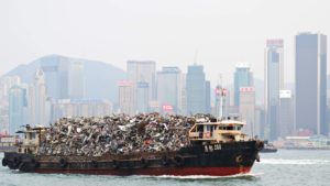 Hong Kong, China - October 8, 2012: Garbage being hauled on boat in Victoria Harbor. The dense population means its existing landfills are expected to be full by 2015. (Foto: Tomra)