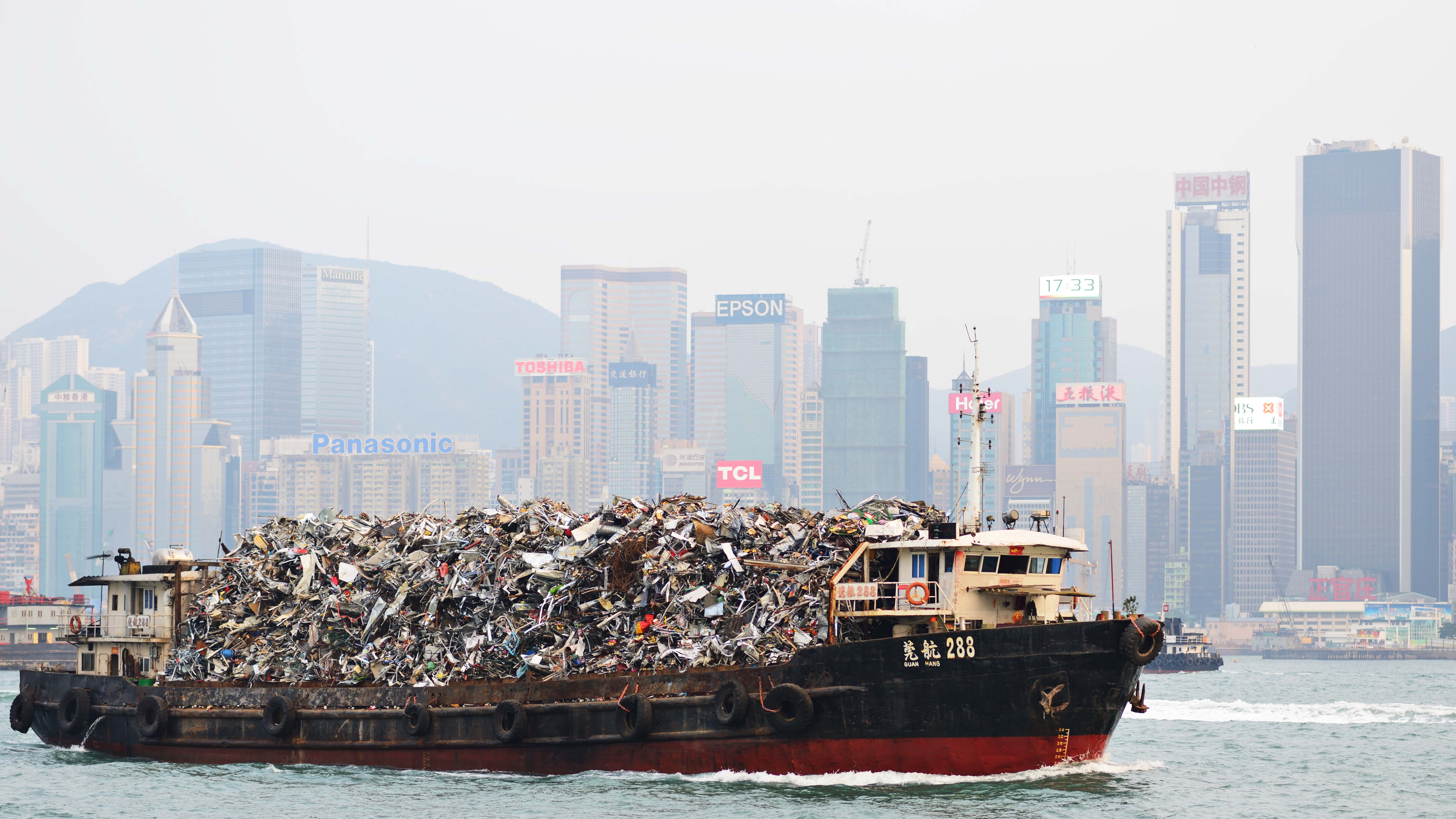 Garbage Boat Hong Kong, China - October 8, 2012: Garbage being hauled on boat in Victoria Harbor. The dense population means its existing landfills are expected to be full by 2015. (Foto: Tomra)