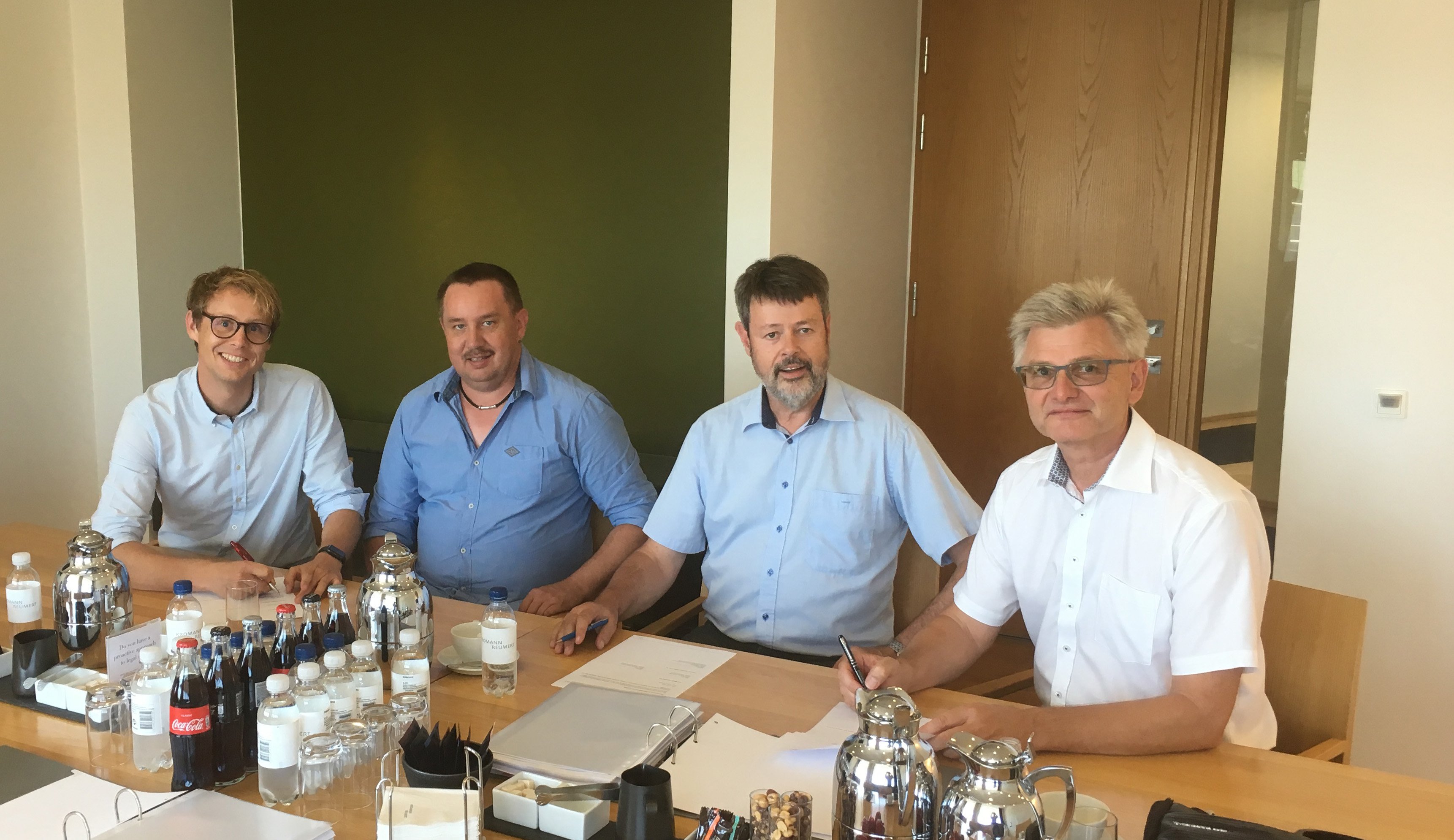 From left to right: Roland Ruf and Wolfgang Ruf, co-owners and managing directors of Ruf briquetting systems, signed the acquisition agreement along with Mogens S. Knudsen und Henning M. Larsen, the previous owners of C. F. Nielsen. All of them are happy about the fact that two companies, which share the same philosophy and values, are under one roof now. (Foto: Ruf)