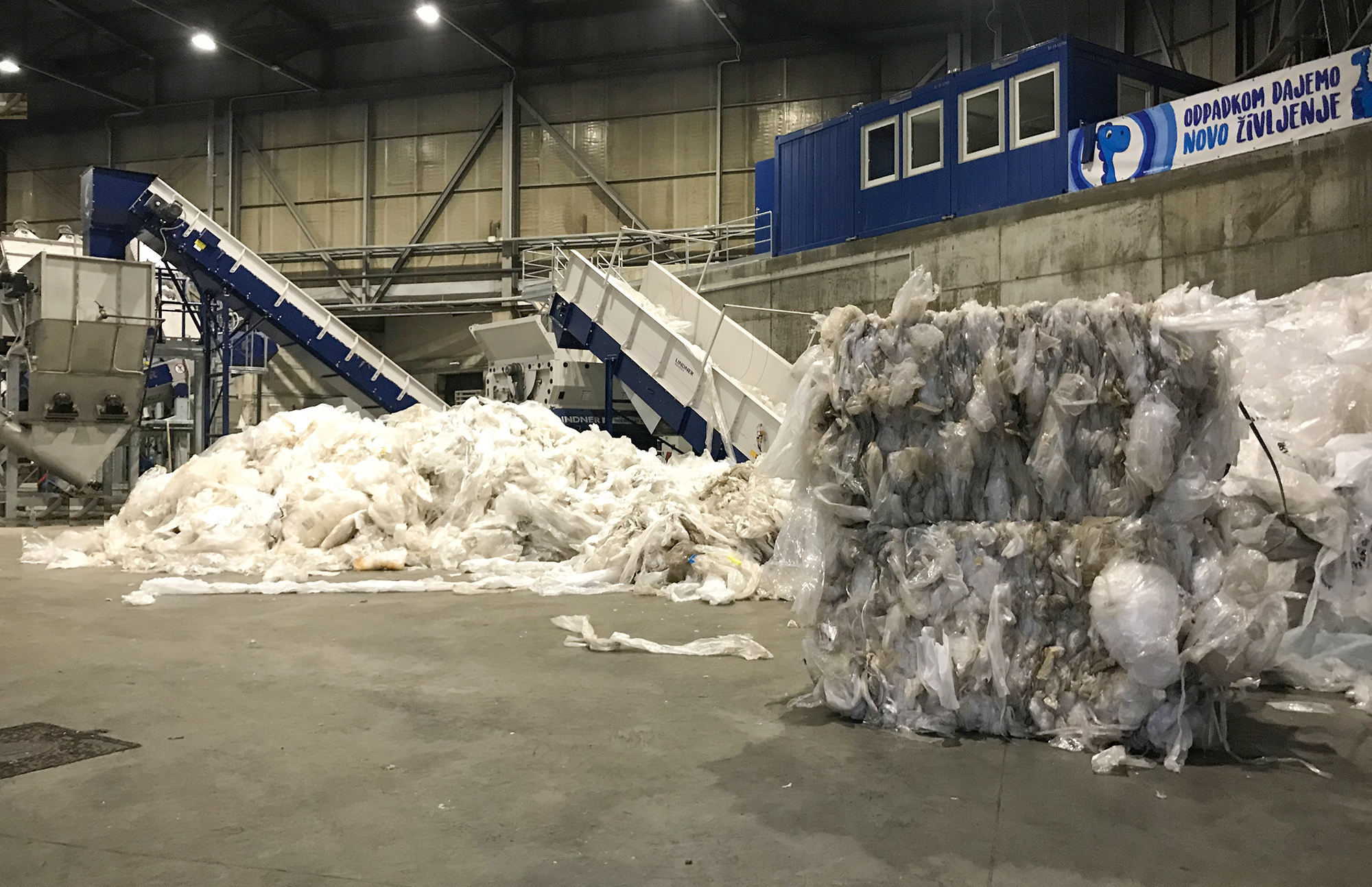 At Dinos about 8-12 metric tons of regranulate are processed during an 8-hour shift Photo: Lindner Recyclingtech
