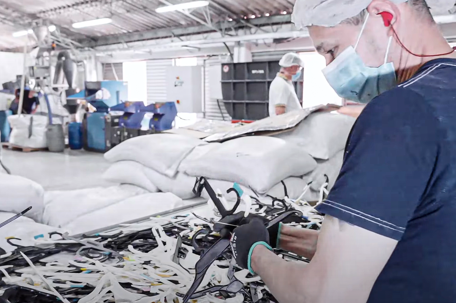 More autonomy through clothes hanger recycling RECYCLING magazine